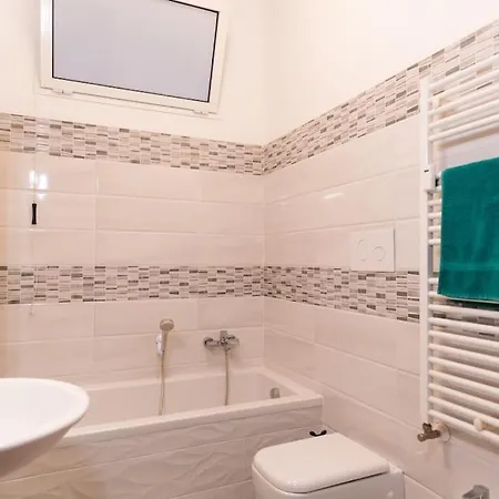 Residenza Esclusiva con 2 Suite, 2 Bagni, Balcone con Vista e Area Fitness nel Cuore della Città