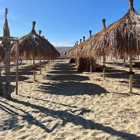 Estate A 70m Dal Mare 2 2 Bagni Con Balconi In Centro Lägenhet