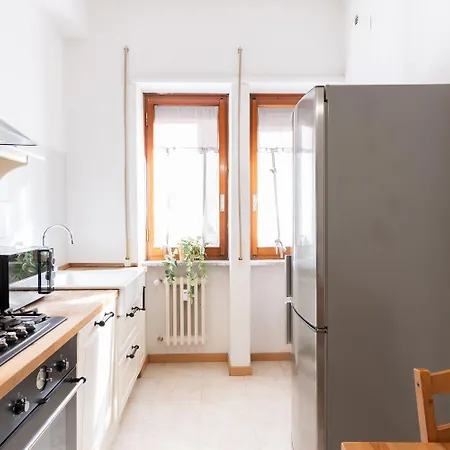 Residenza Esclusiva con 2 Suite, 2 Bagni, Balcone con Vista e Area Fitness nel Cuore della Città